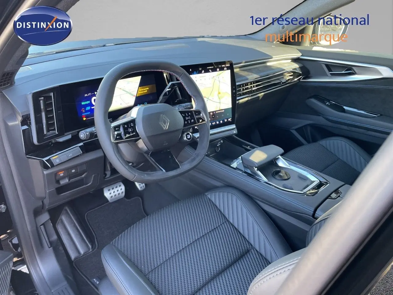 Intérieur avant droit de la Renault Austral E-Tech noir étoile métal, volant cuir, écran tactile vertical et sièges tissu cuir.