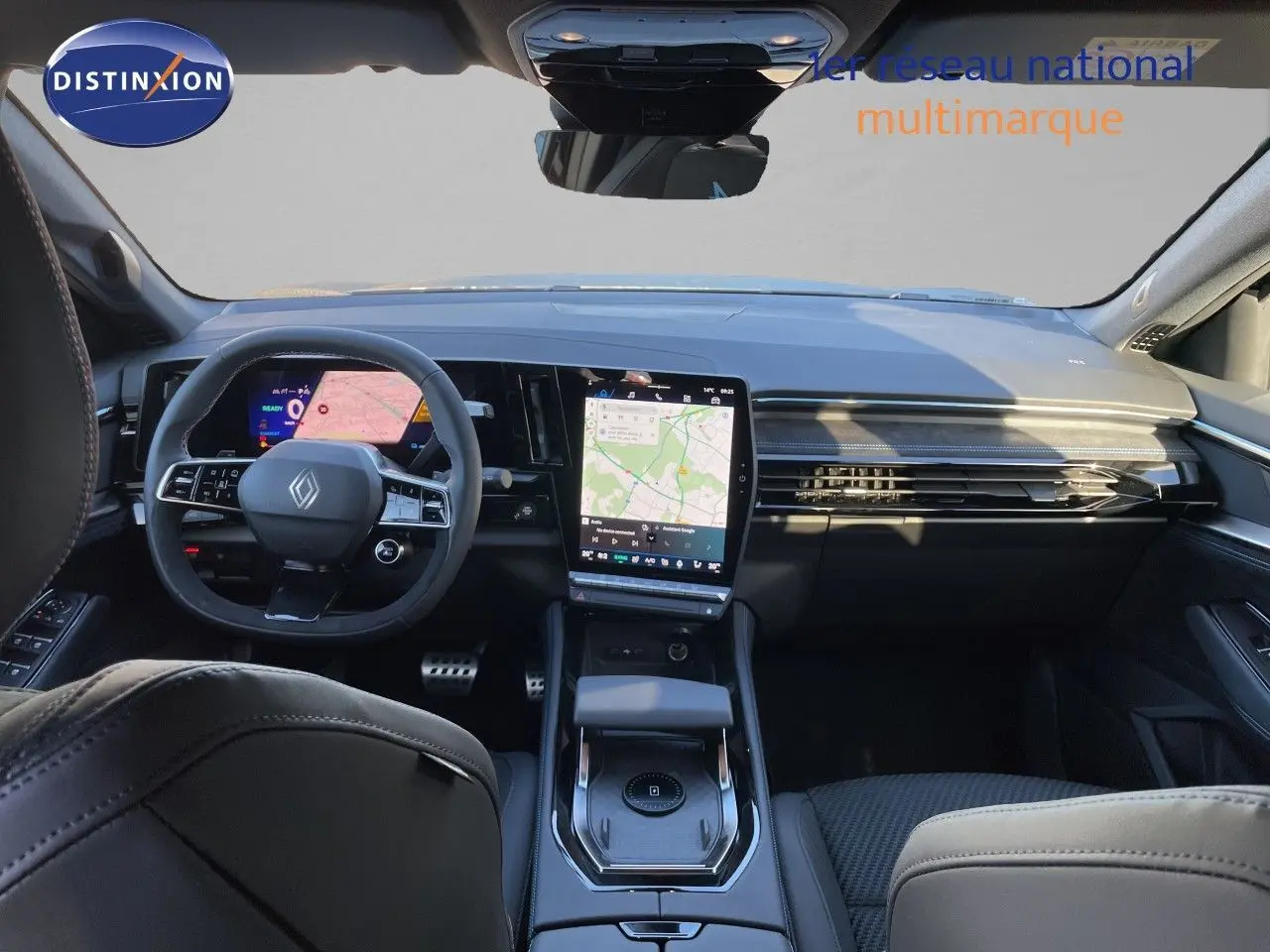 Intérieur noir du Renault Austral E-Tech 2026 vu de face, avec tableau de bord numérique et écran tactile central.