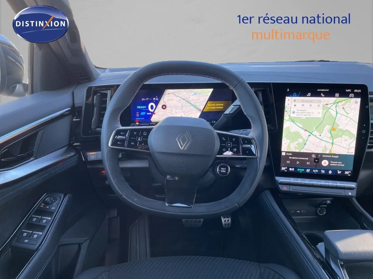 Vue intérieure centrée sur le volant et les écrans numériques du Renault Austral noir étoile métal, tableau de bord moderne.