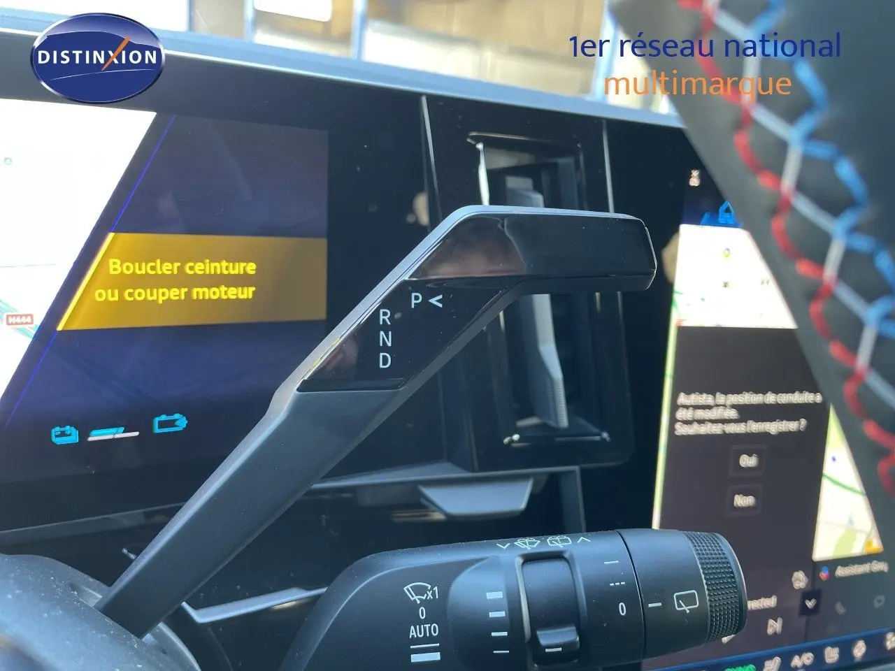 Gros plan sur le levier de vitesses noir et le combiné d'instruments numériques du Renault Austral E-Tech hybride 2026.