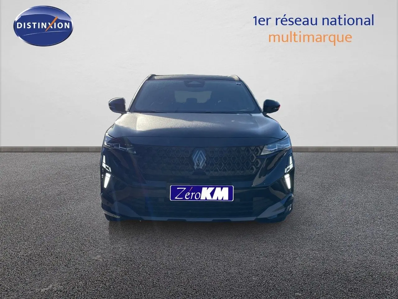 Vue frontale d’un Renault Austral noir étoile métal avec calandre et feux LED distinctifs, sur fond neutre.