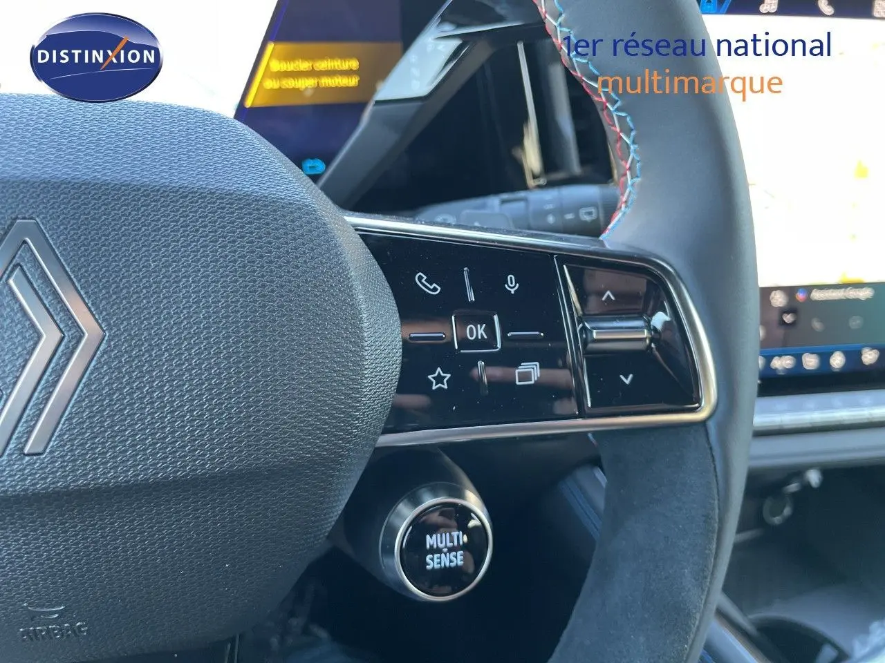 Gros plan sur le volant noir du Renault Austral E-Tech 2026, avec commandes tactiles et molette Multi-Sense visible.