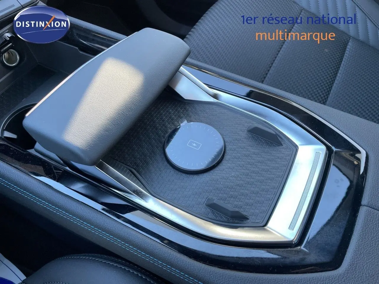 Détail de la console centrale noire avec molette de sélection et accoudoir du Renault Austral E-Tech hybride 2026.