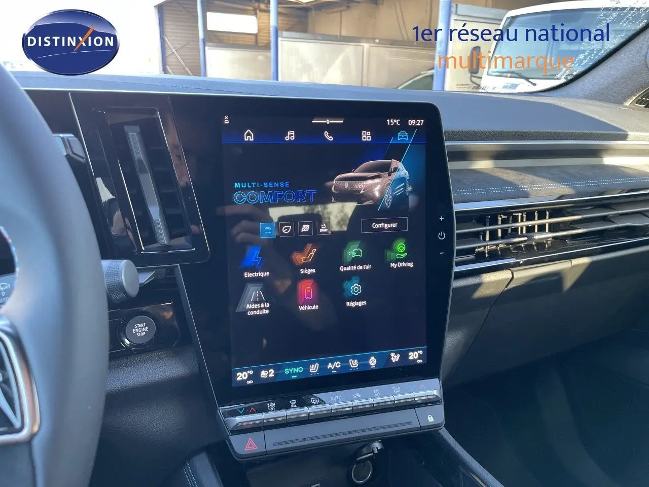 Vue intérieure du tableau de bord Renault Austral 2026, écran tactile central vertical avec interface multifonctions.
