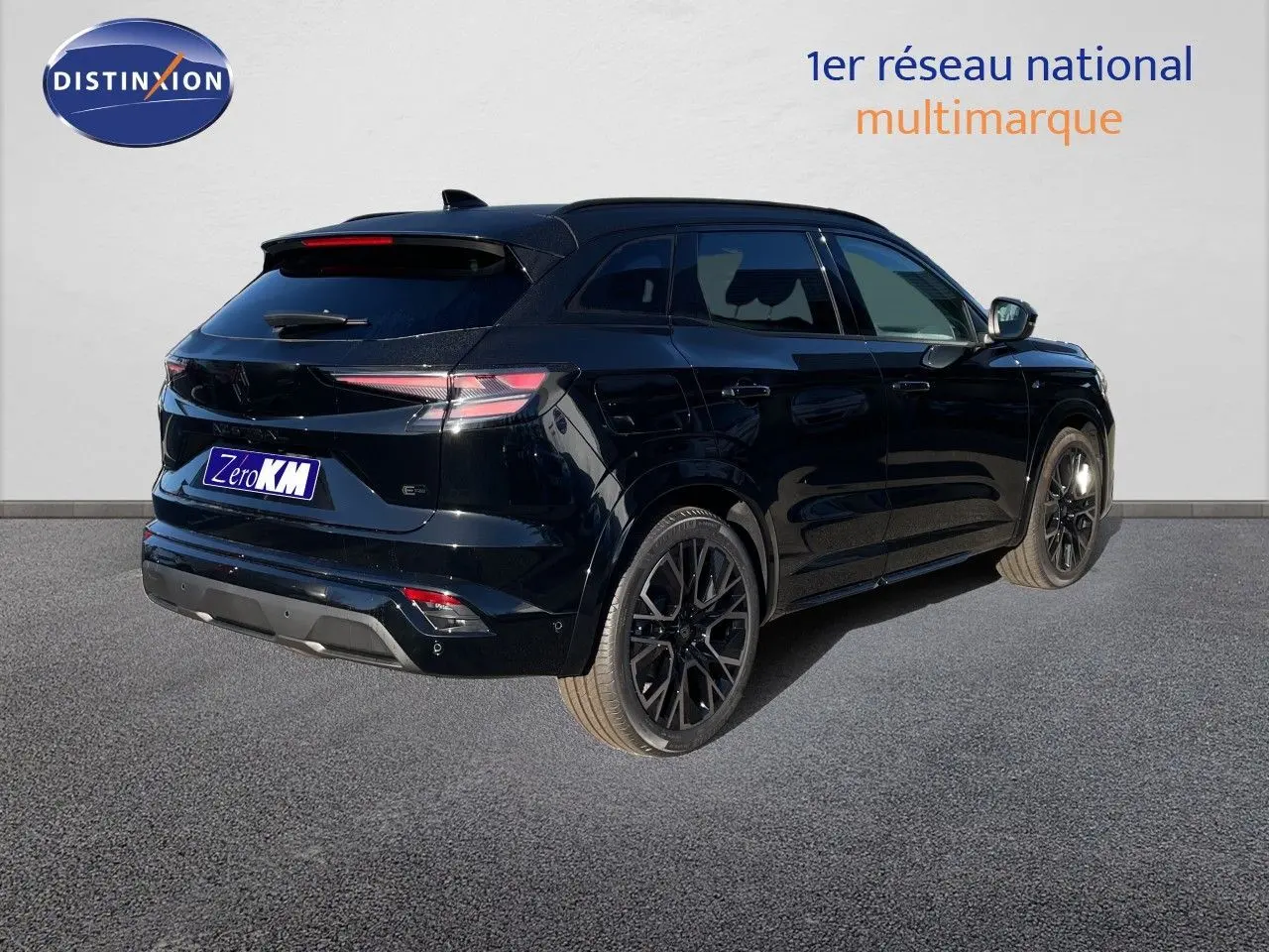 Vue 3/4 arrière droite d’un Renault Austral noir étoile métal avec jantes noires et feux arrière LED fins.