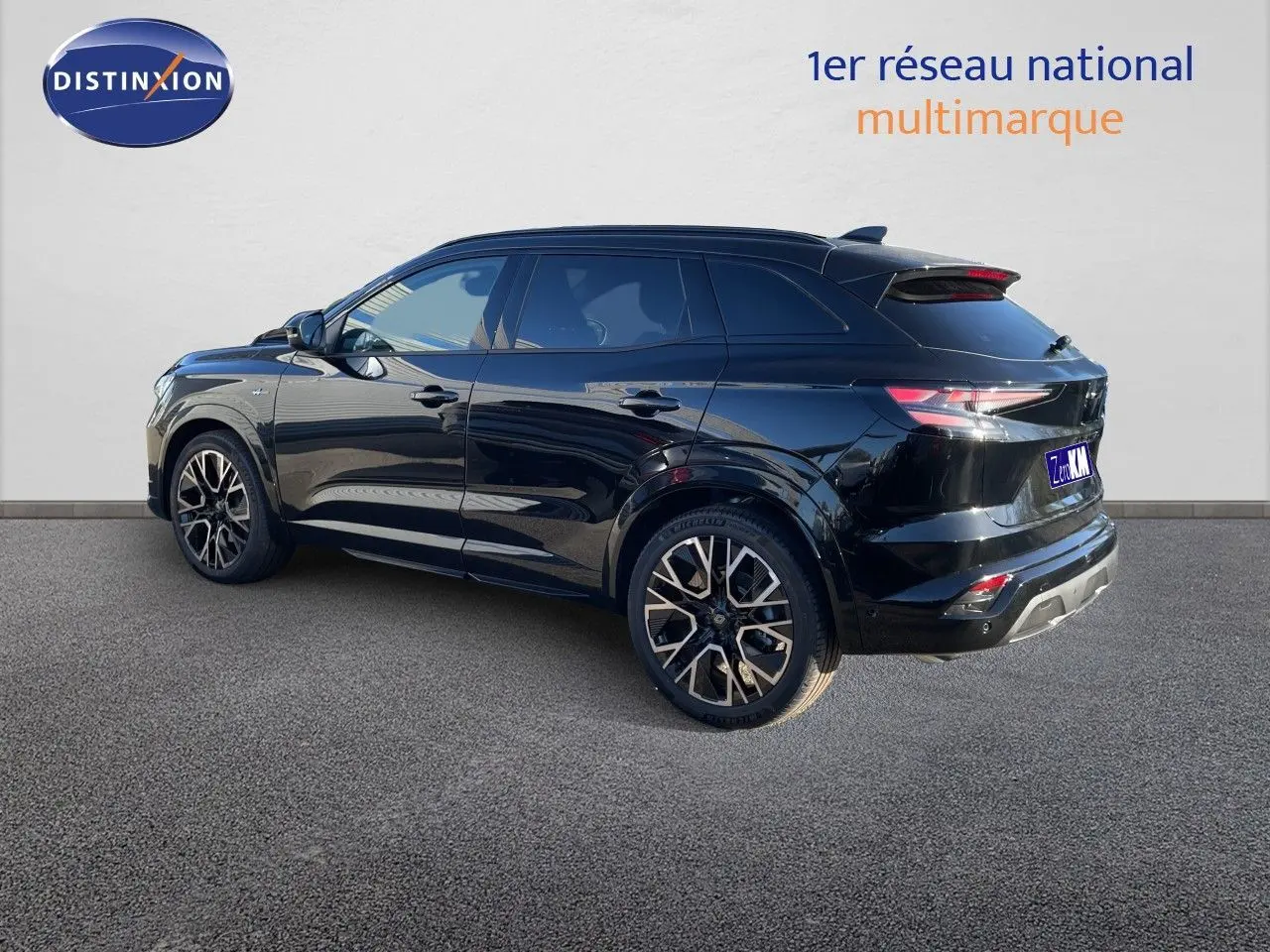 Renault Austral noir étoile métal en 3/4 arrière droit, avec jantes alliage et feux arrière LED distinctifs.
