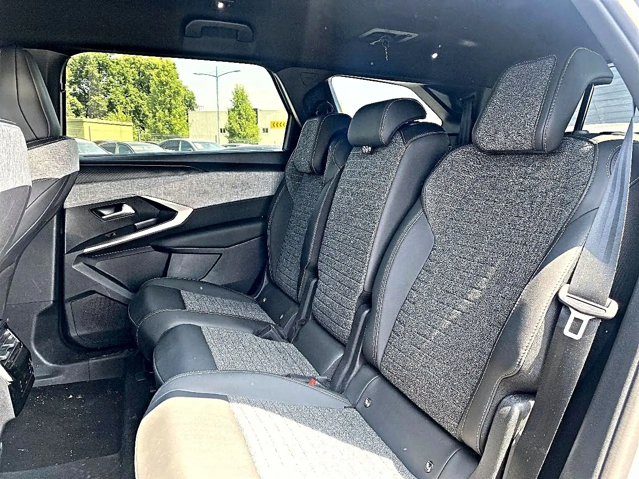 Vue intérieure côté droit des sièges arrière gris et noirs du Peugeot 5008 Hybrid 145 allure e-dcs6 2025.