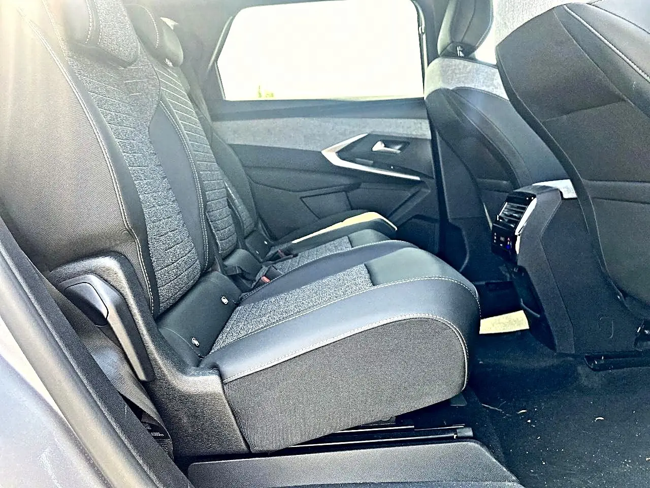 Vue latérale droite sur les sièges arrière gris et noirs du Peugeot 5008 Hybrid 145 allure e-dcs6 2025.