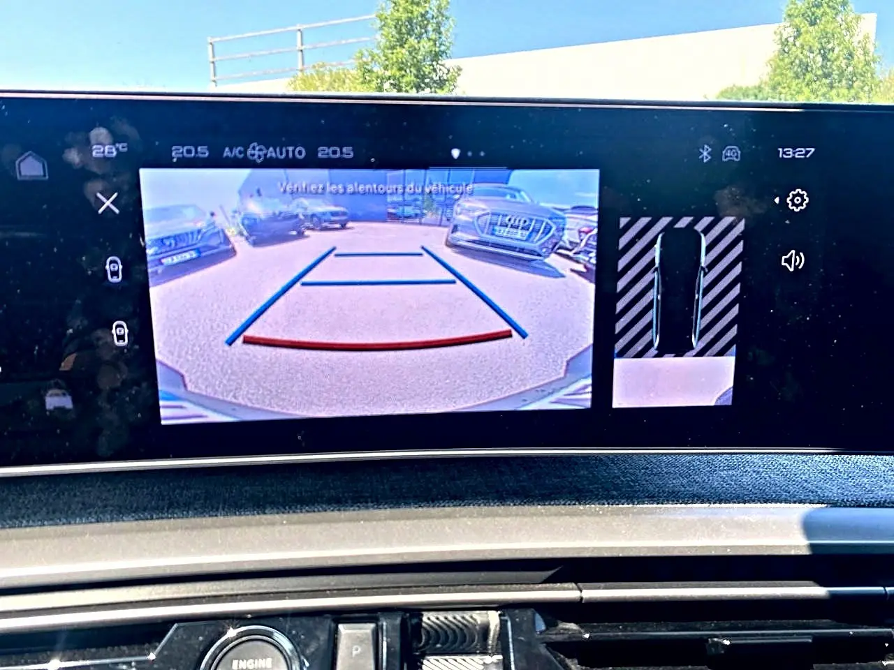 Écran tactile intérieur montrant la caméra de recul et l’aide au stationnement du Peugeot 5008 gris Artense.