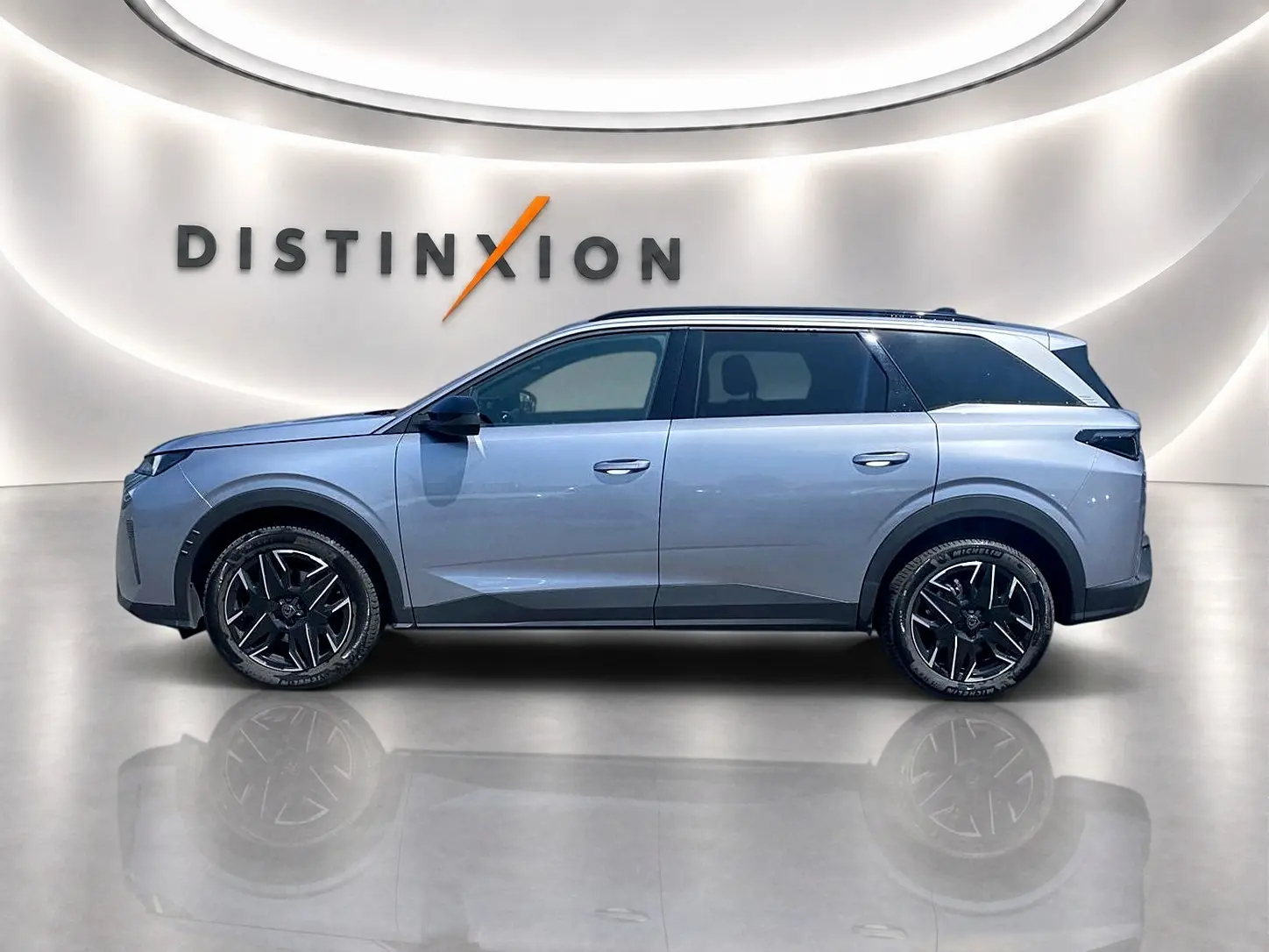 Profil droit du Peugeot 5008 Hybrid 145 allure e-dcs6 gris artense, avec jantes alliage noires et toit contrasté.