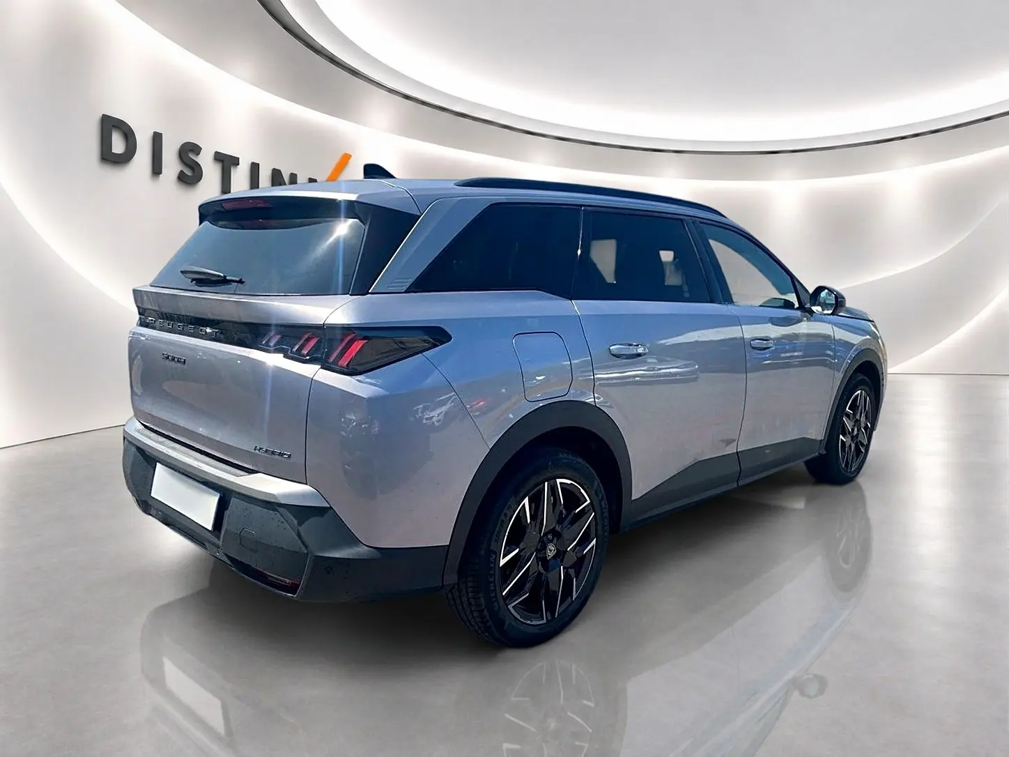 Vue 3/4 arrière droite du Peugeot 5008 Hybrid 145 allure e-dcs6 gris artense avec jantes alu et vitres surteintées.