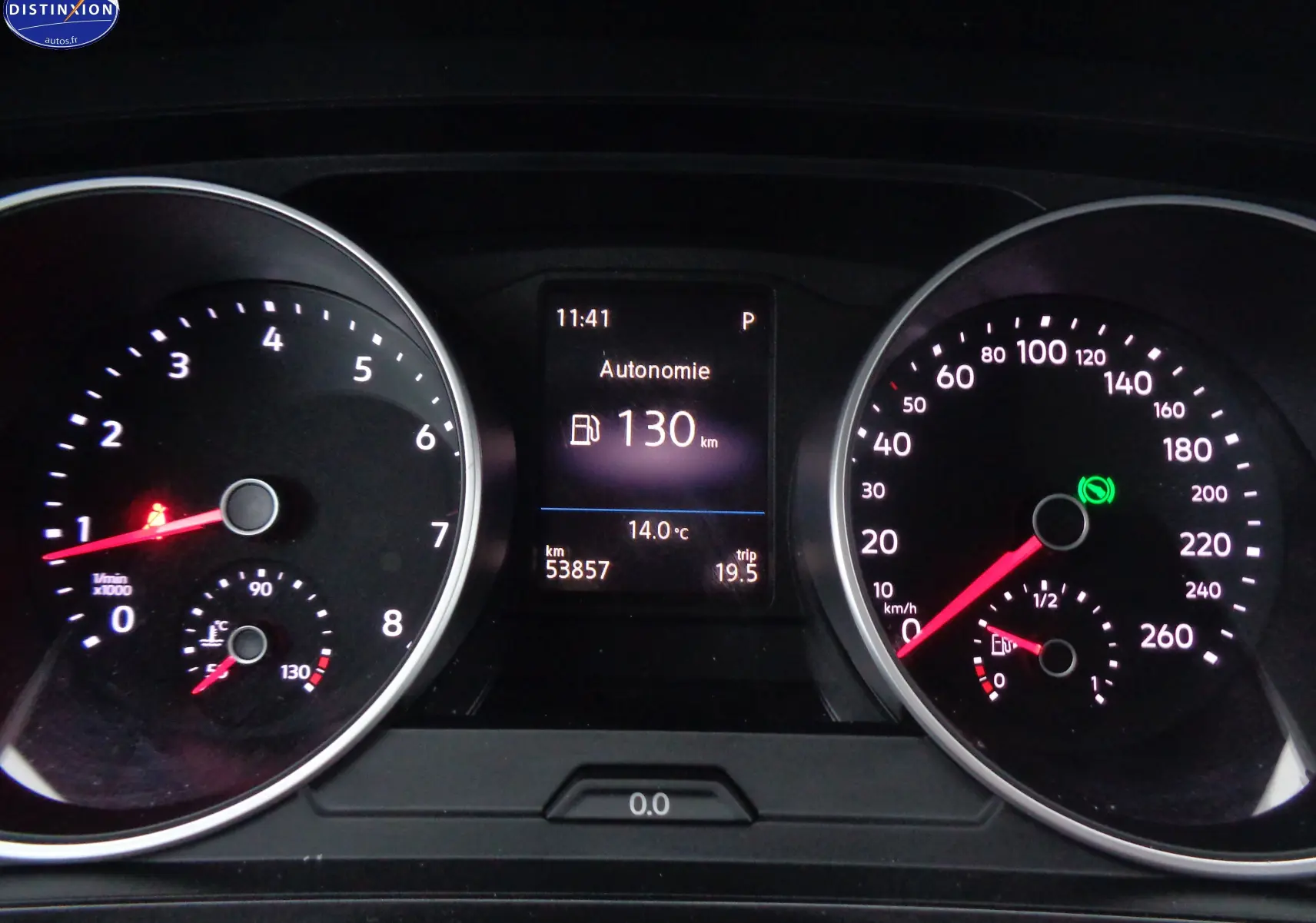 Vue rapprochée du tableau de bord digital du Volkswagen Tiguan 2019 affichant autonomie, vitesse et compte-tours.