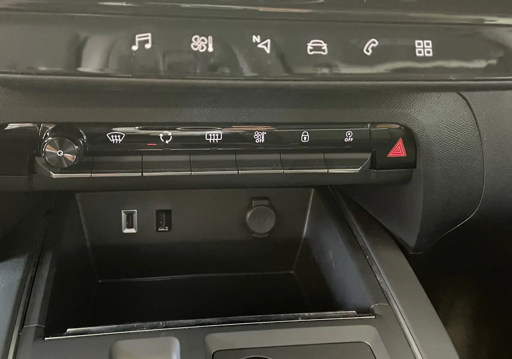 Vue rapprochée de la console centrale intérieure du Citroën C5 Aircross gris platinium, montrant les commandes tactiles et prises USB.