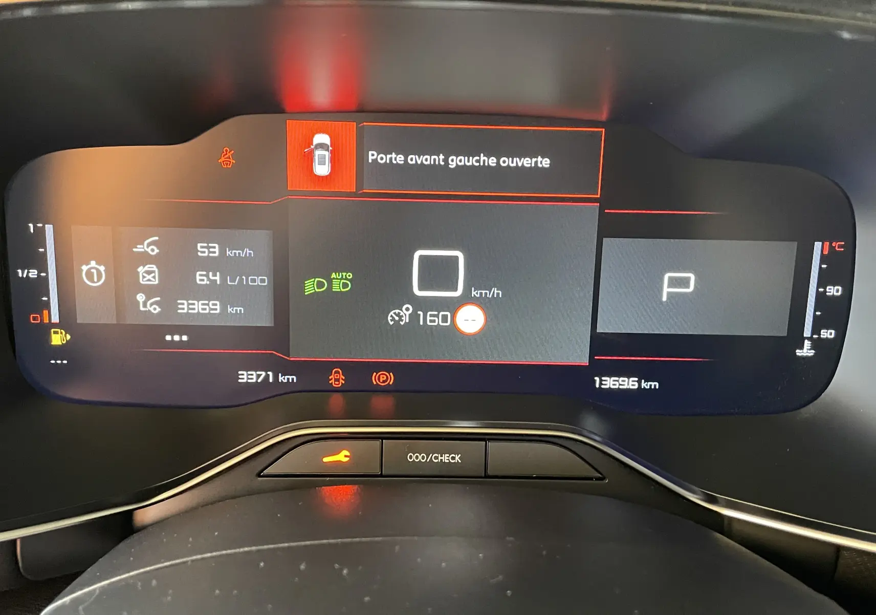 Tableau de bord numérique du Citroën C5 Aircross hybride gris, affichant porte avant gauche ouverte et vitesse à 0 km/h.