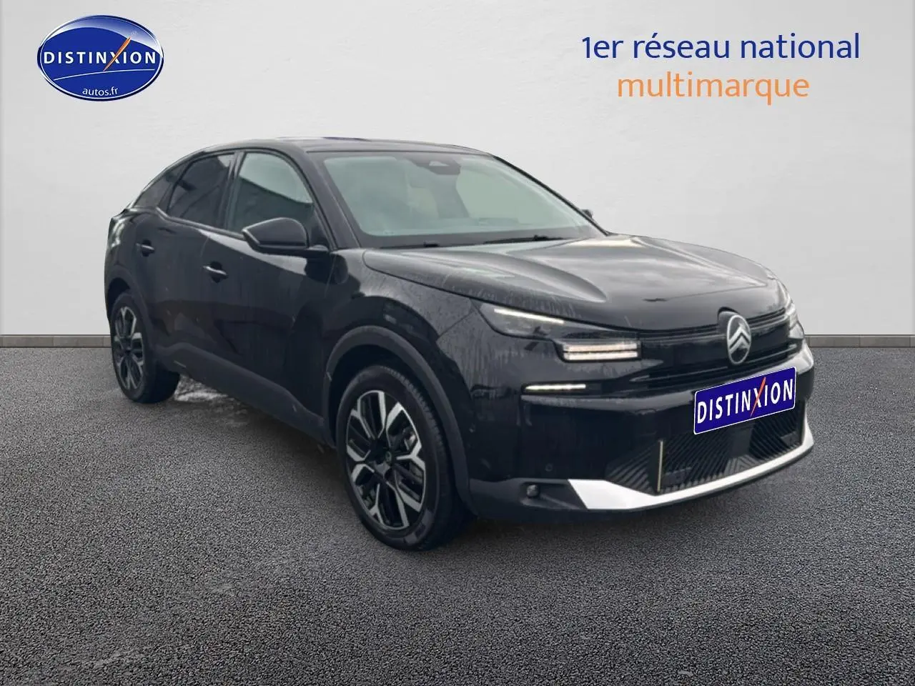 Citroën C4 noire vue 3/4 avant droit, avec jantes alu et feux LED distinctifs sur fond neutre.