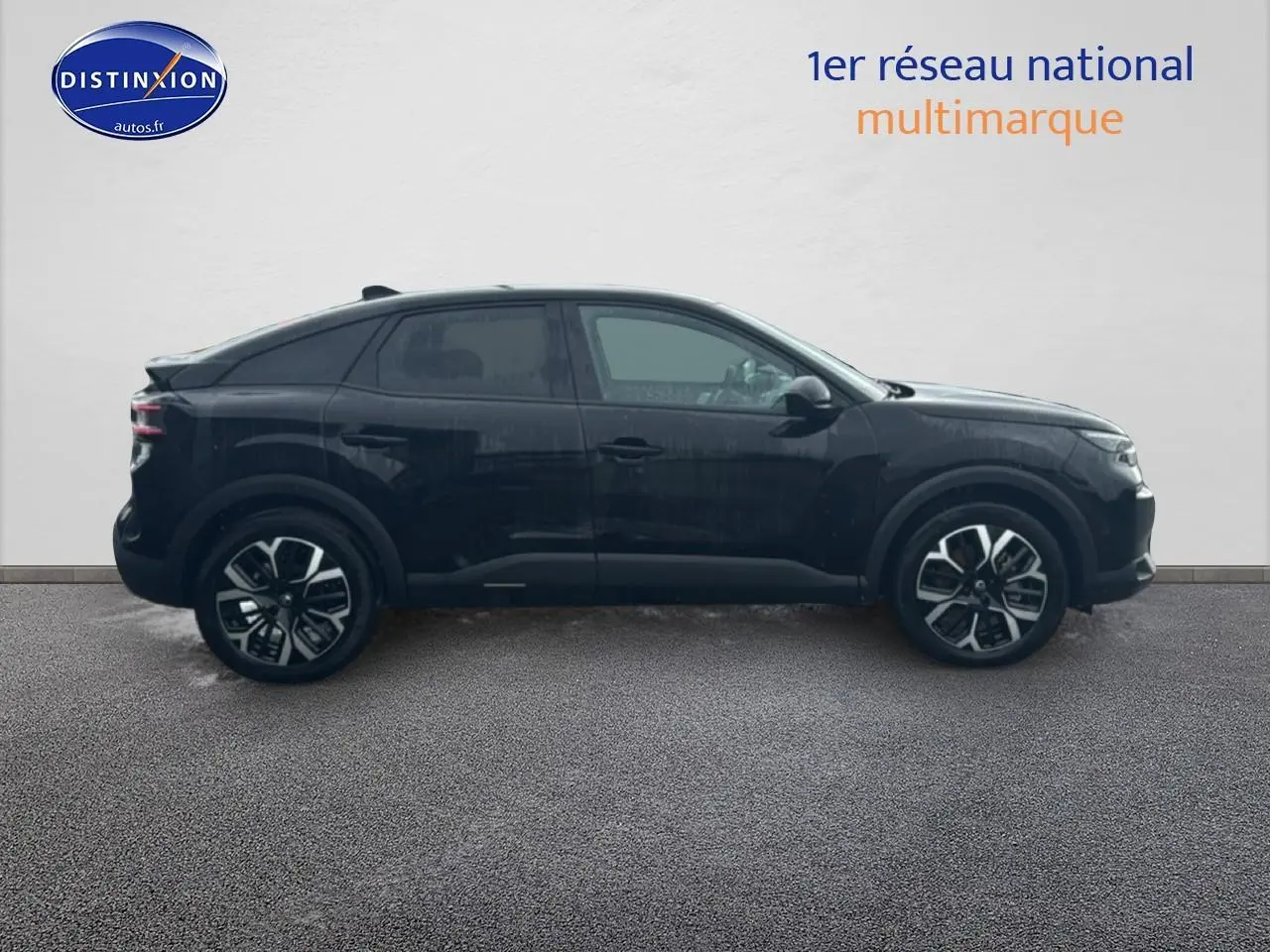 Profil côté gauche d'une Citroën C4 noire 2025 avec jantes alu et vitres surteintées, sur fond neutre.