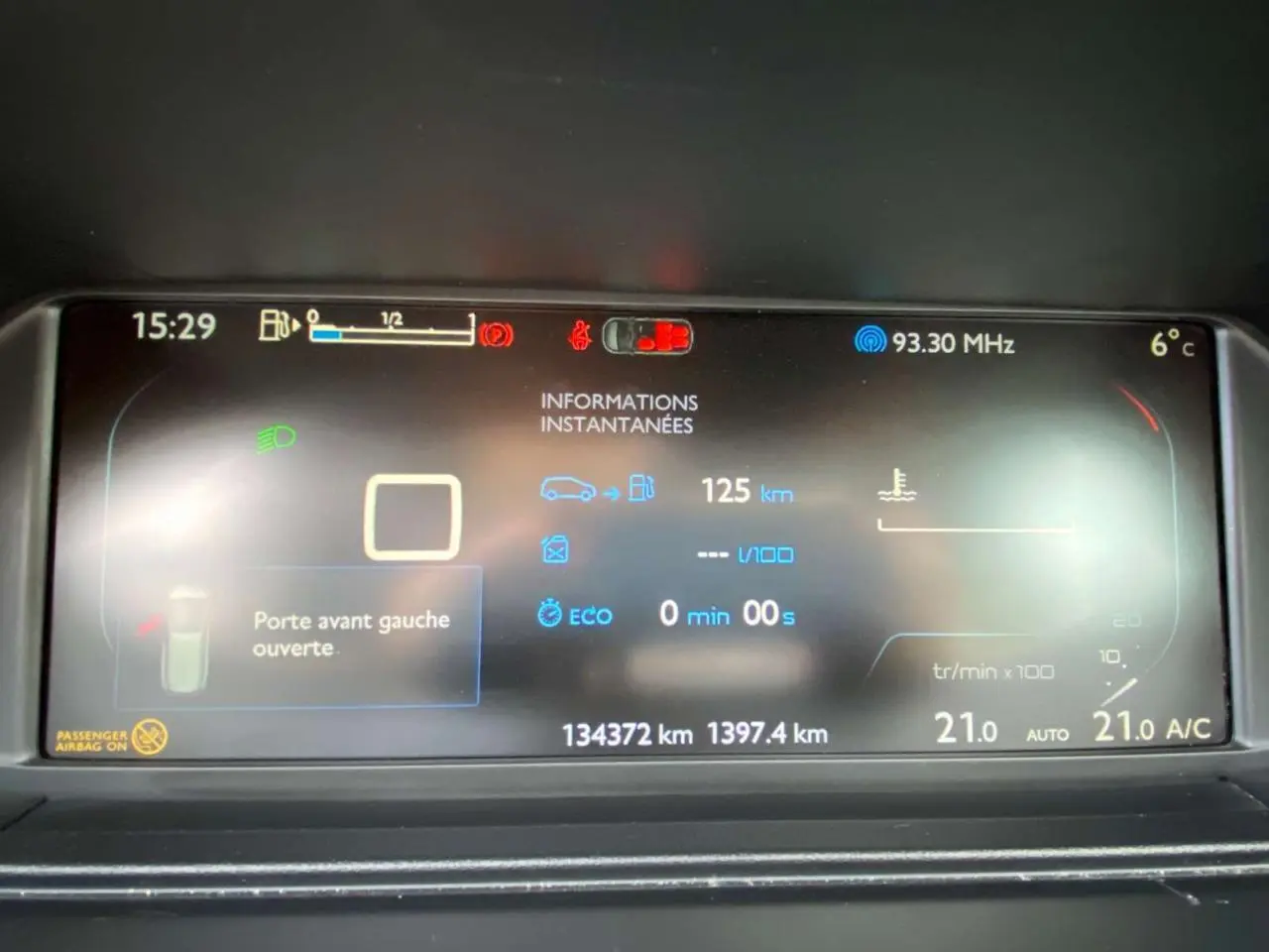Tableau de bord numérique du Citroën Grand C4 Picasso affichant porte avant gauche ouverte et informations de conduite.