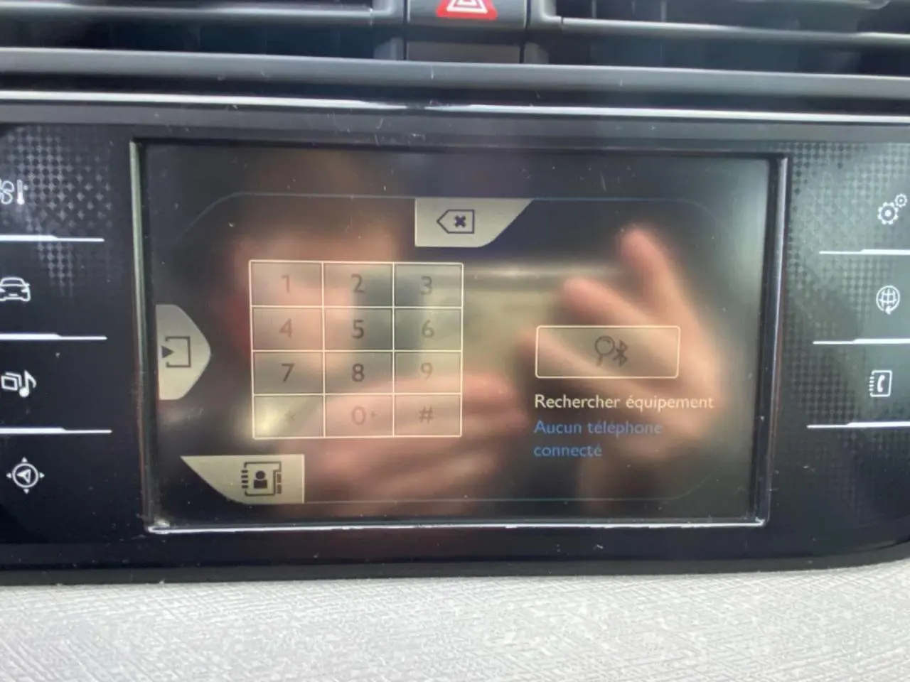 Écran tactile central du tableau de bord du Citroën Grand C4 Picasso blanc, affichant le menu de connexion Bluetooth.