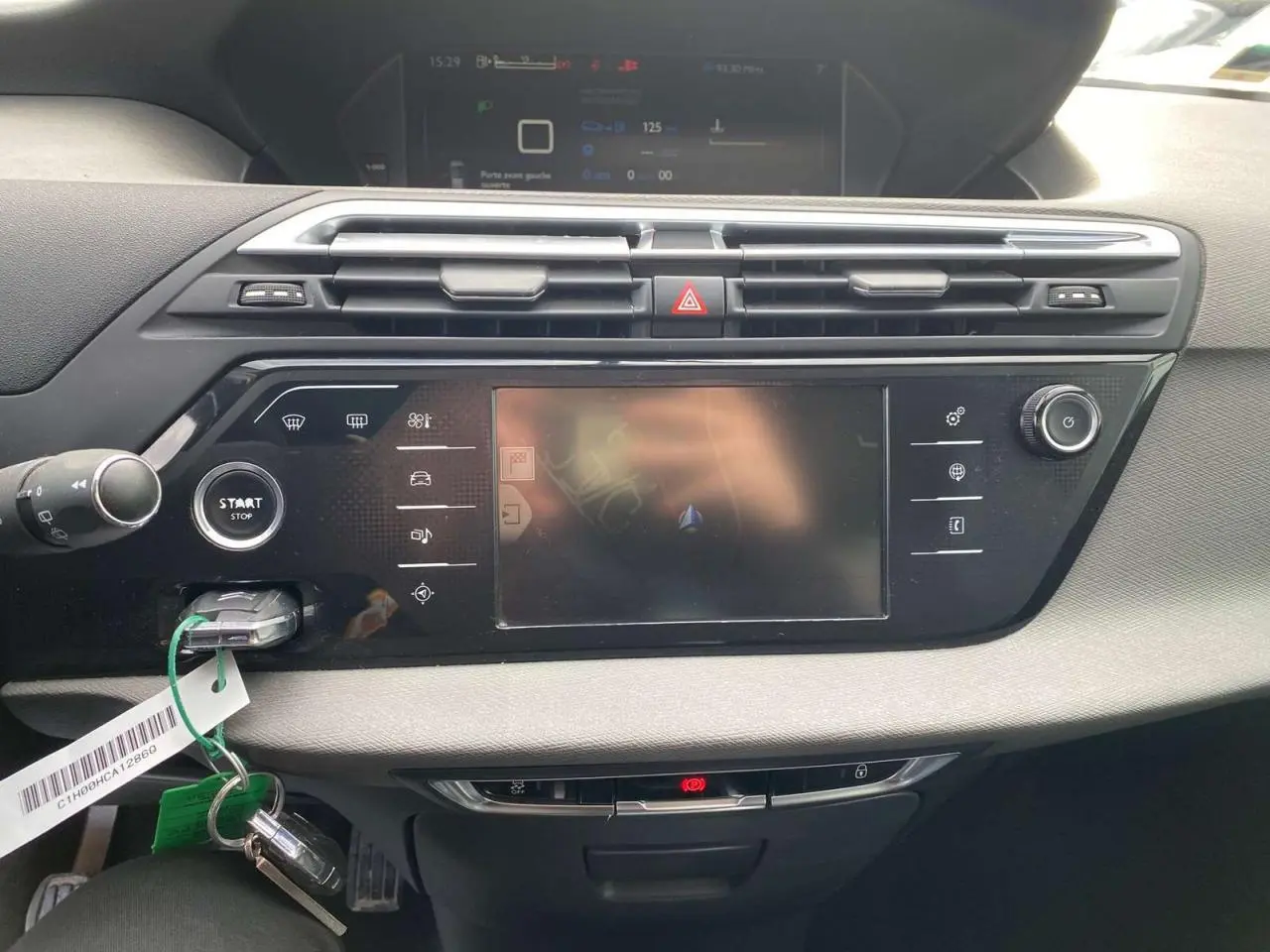 Tableau de bord du Citroën Grand C4 Picasso blanc 2015, vue frontale centrée sur l'écran tactile et commandes.