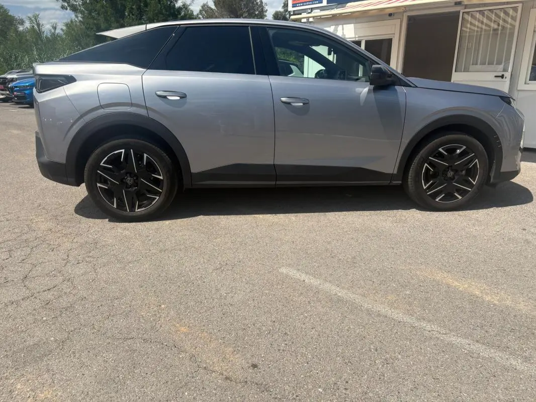 Peugeot 3008 Hybrid gris clair vue de profil côté droit, avec jantes noires au design moderne.