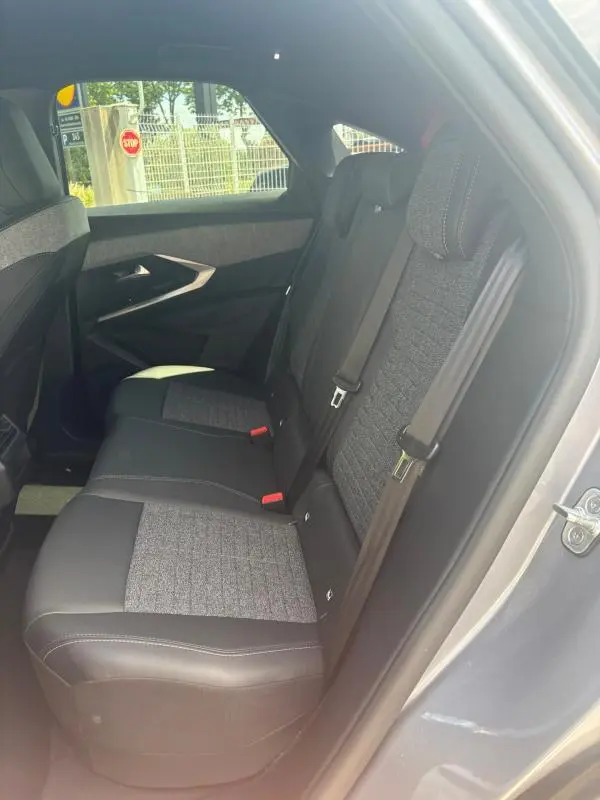 Vue intérieure côté droit des sièges arrière en tissu et cuir gris du Peugeot 3008 Hybrid 136 e-DCS6 Allure 2025.