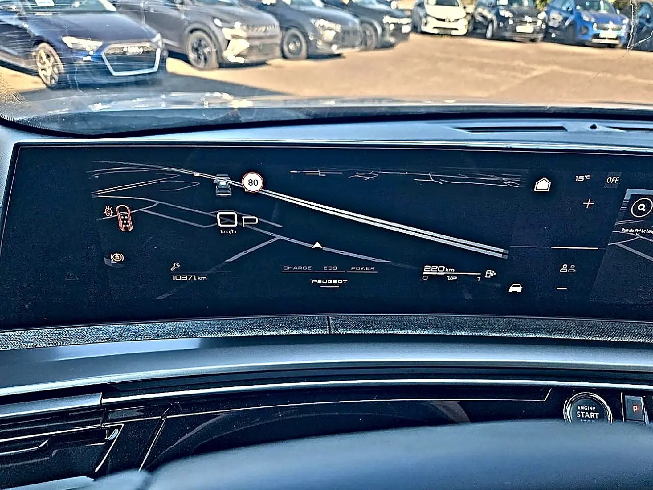 Vue intérieure du tableau de bord numérique du Peugeot 5008 Hybrid 145 allure e-dcs6 avec affichage de navigation et indicateurs.