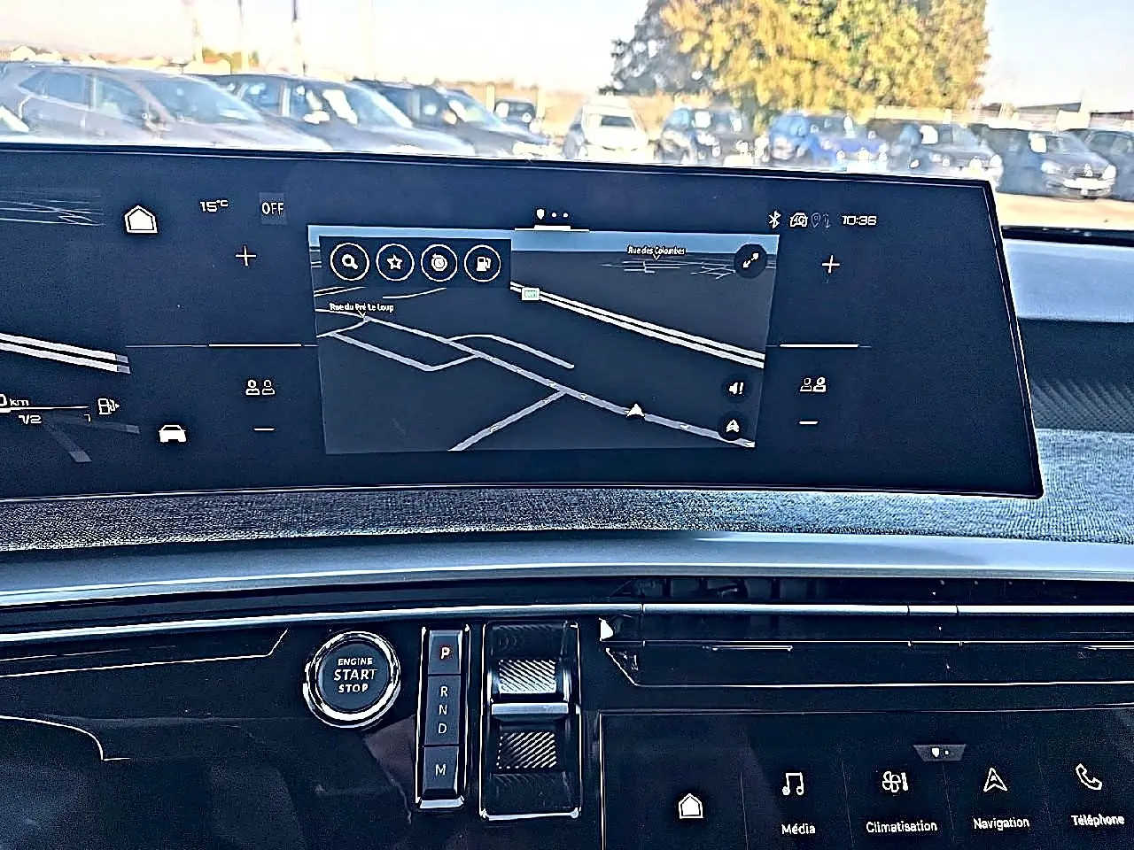 Vue intérieure du tableau de bord du Peugeot 5008 Hybrid 145 allure e-dcs6 2025 avec écran tactile de navigation et bouton start/stop.