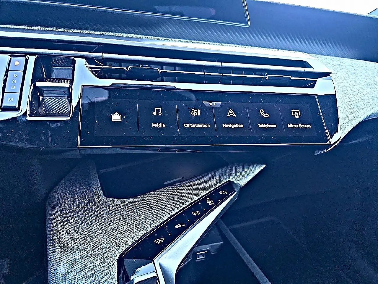 Détail de la console centrale tactile et commandes climatisation du Peugeot 5008 Hybrid 145 allure e-dcs6 gris Artense.