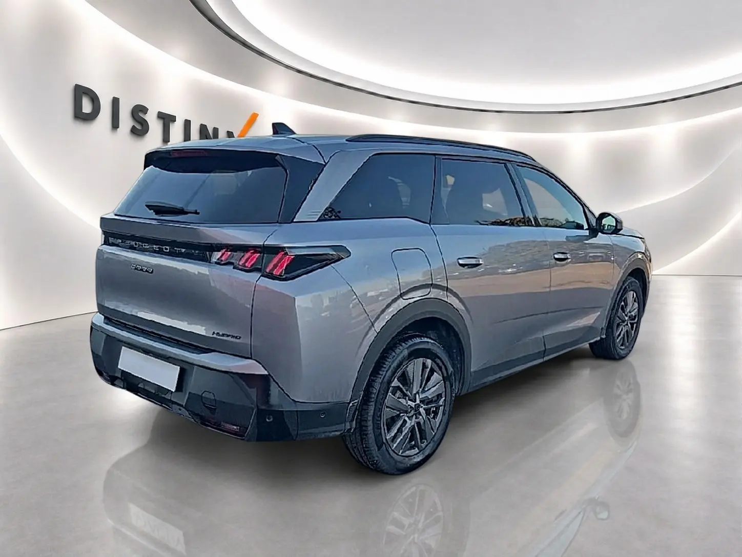 Peugeot 5008 Hybrid 145 allure gris artense vue 3/4 arrière droit avec feux LED et jantes alu.