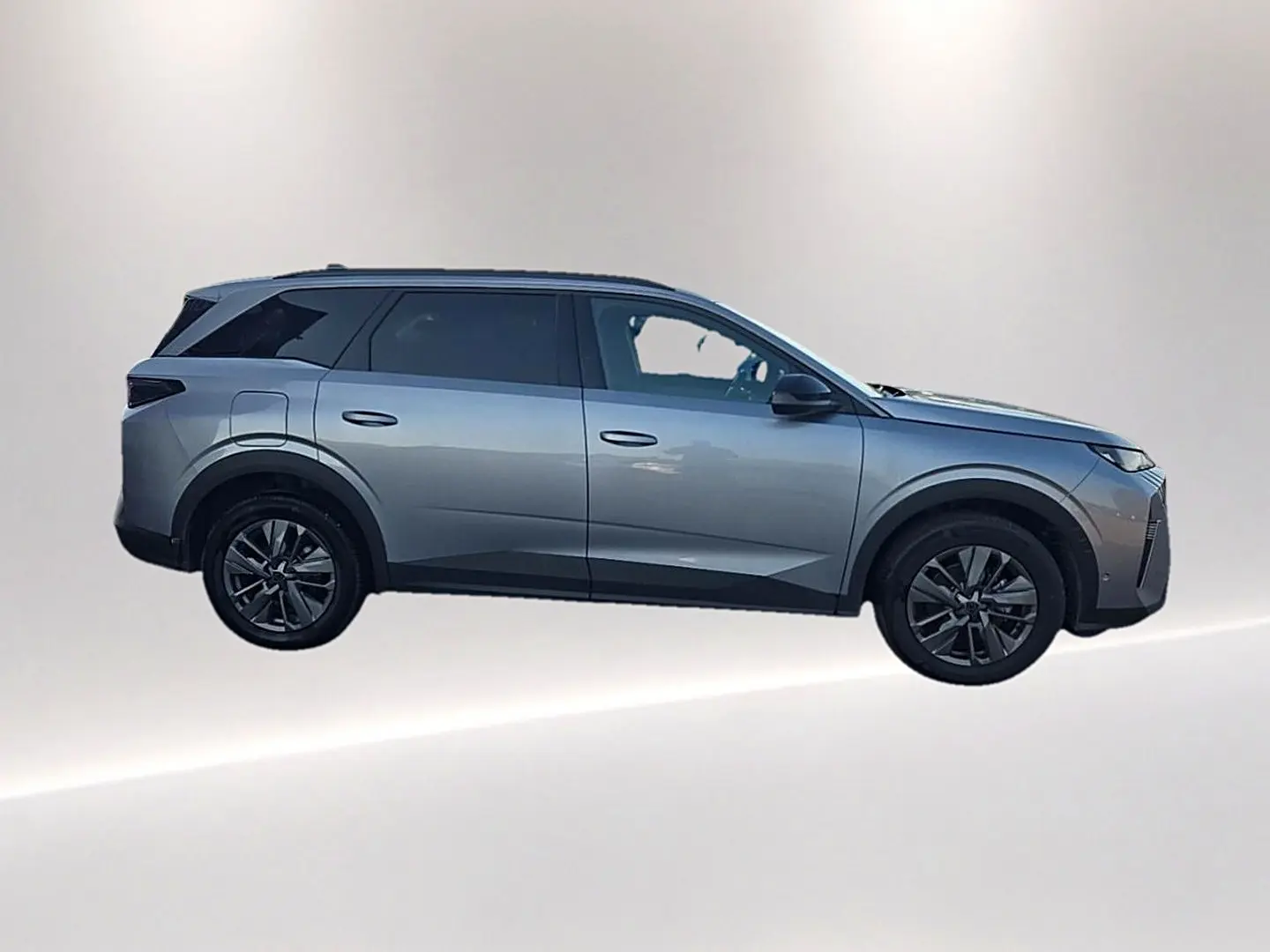 Profil droit du Peugeot 5008 Hybrid 145 allure e-dcs6 gris artense avec jantes alu et vitres surteintées.