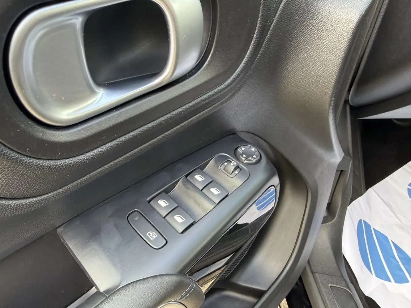 Vue rapprochée de la porte côté conducteur du Citroën C5 Aircross 2024 noir métal, avec commandes des vitres et rétroviseurs.