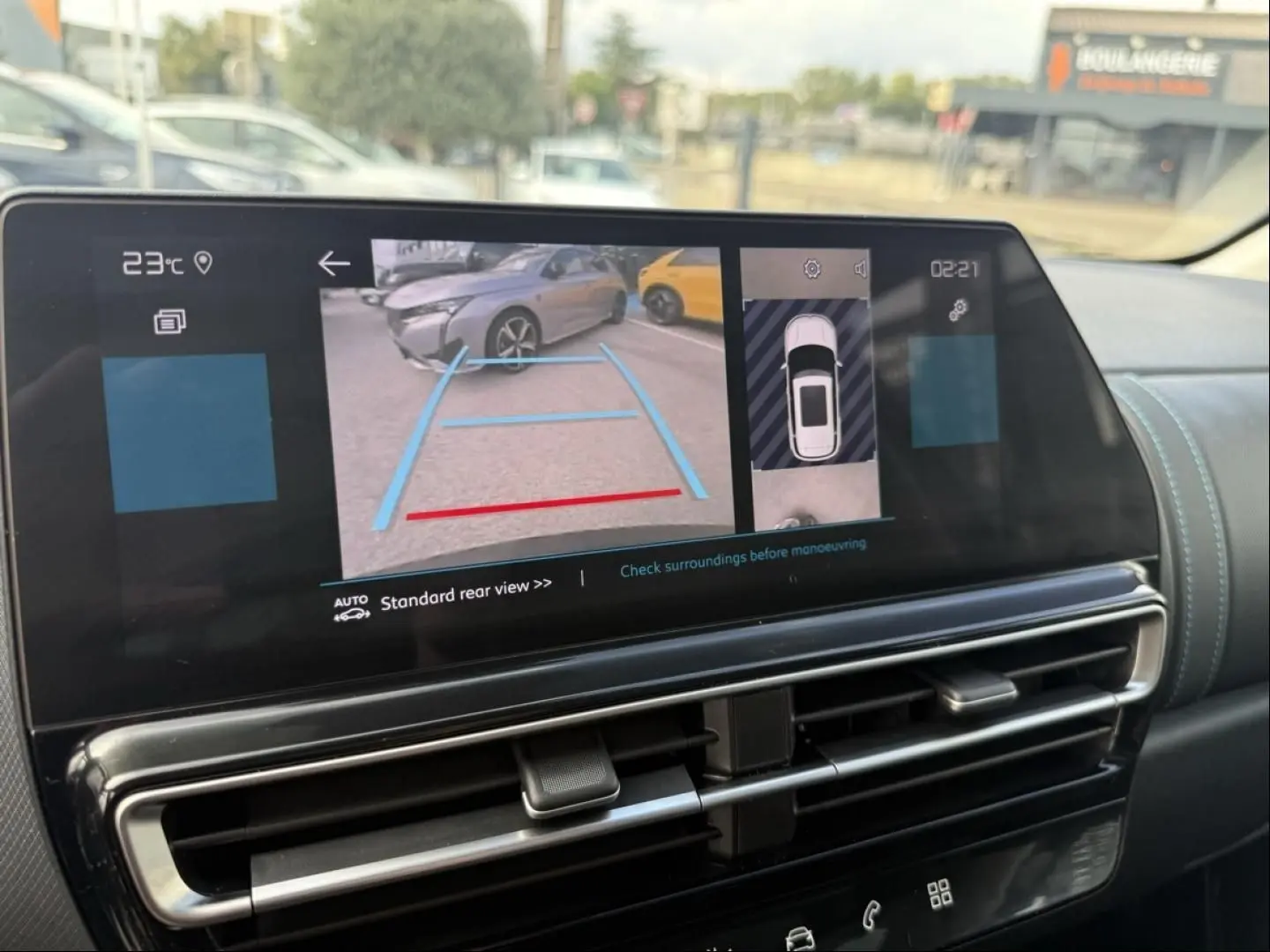 Écran tactile intérieur du Citroën C5 Aircross 2024 noir métal montrant la caméra de recul et l’aide au stationnement.