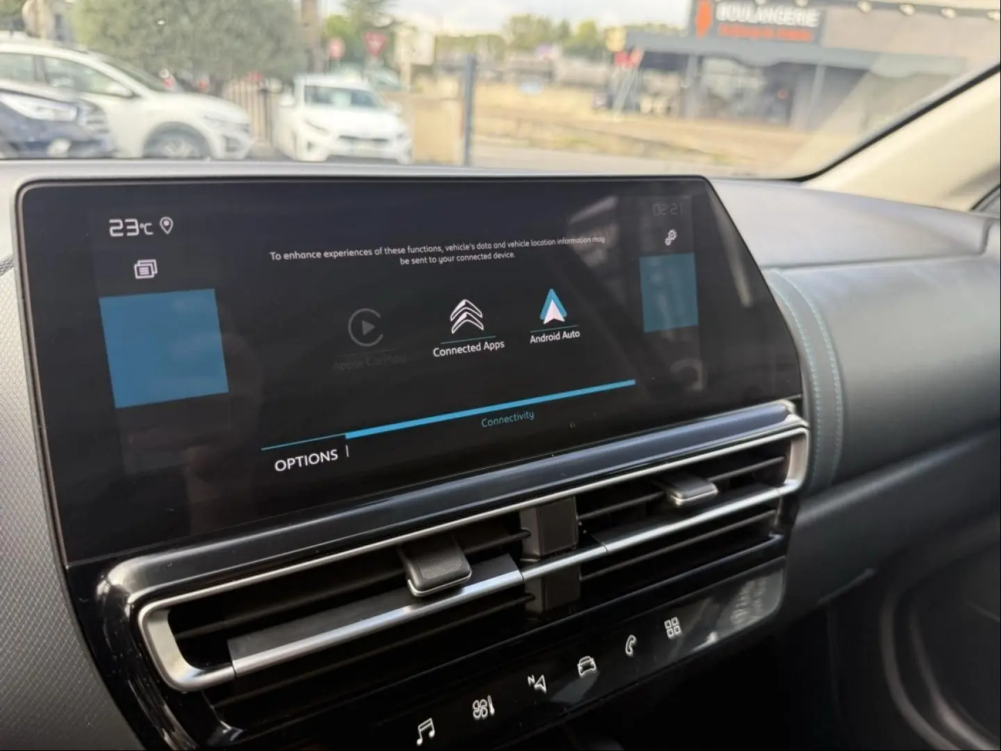 Écran tactile central et tableau de bord du Citroën C5 Aircross 2024 noir métal, vue intérieure côté passager.