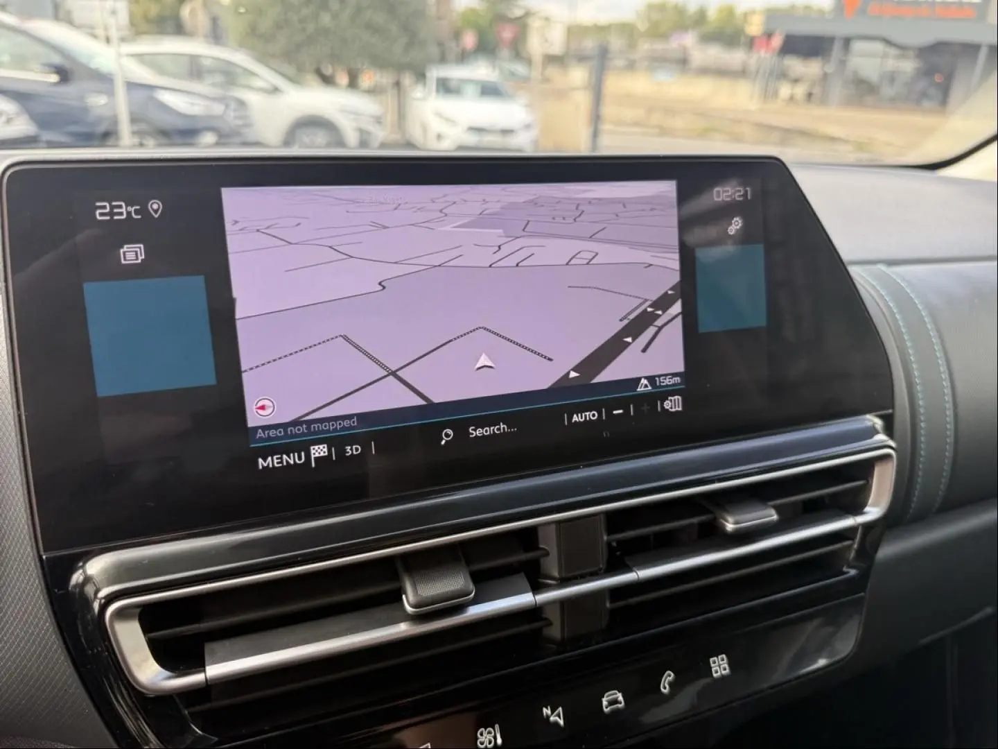 Écran tactile central avec navigation, tableau de bord noir et aérateurs horizontaux du Citroën C5 Aircross 2024.