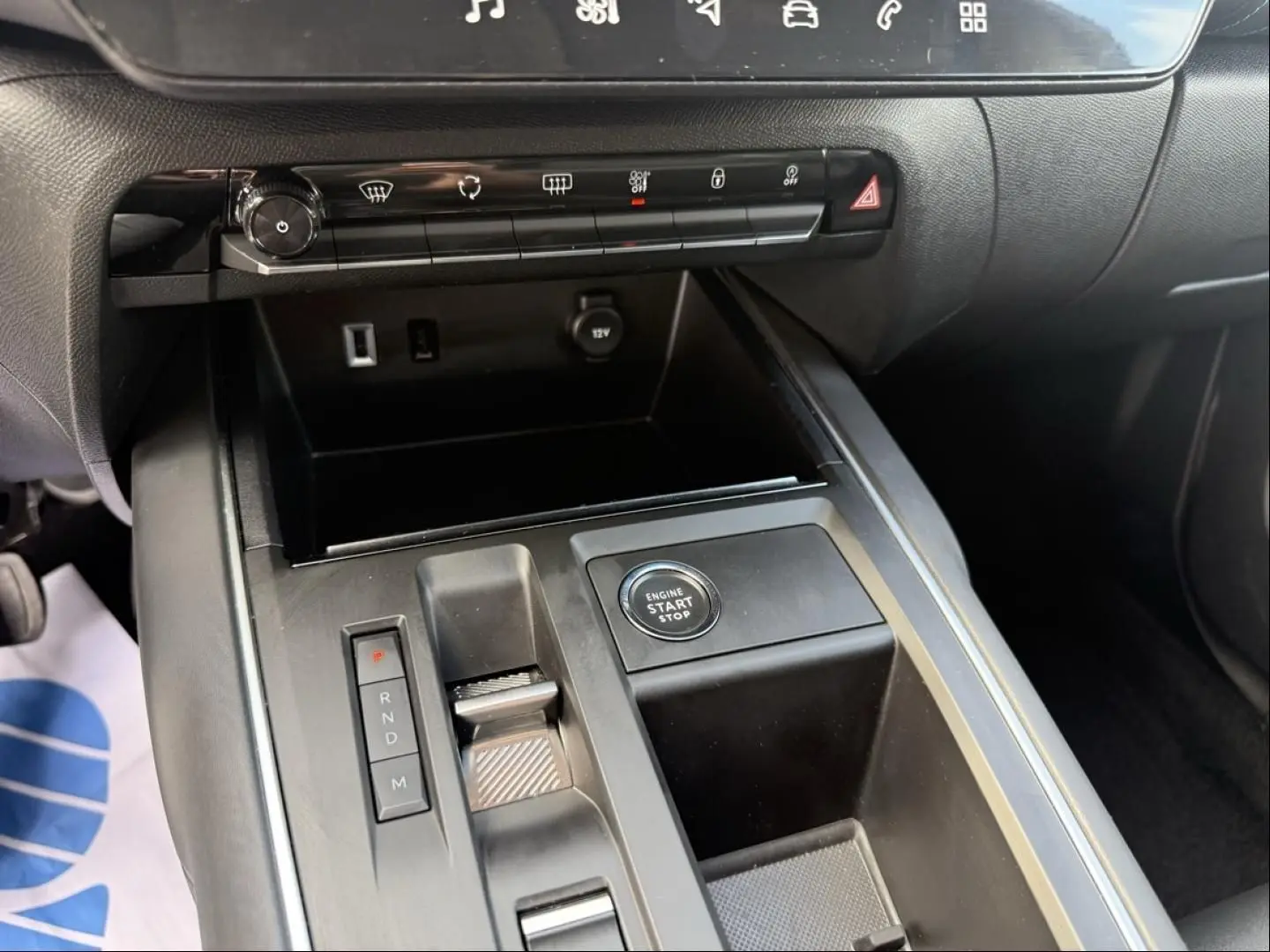 Gros plan sur la console centrale noire du Citroën C5 Aircross 2024, avec bouton start/stop et commandes de boîte auto.