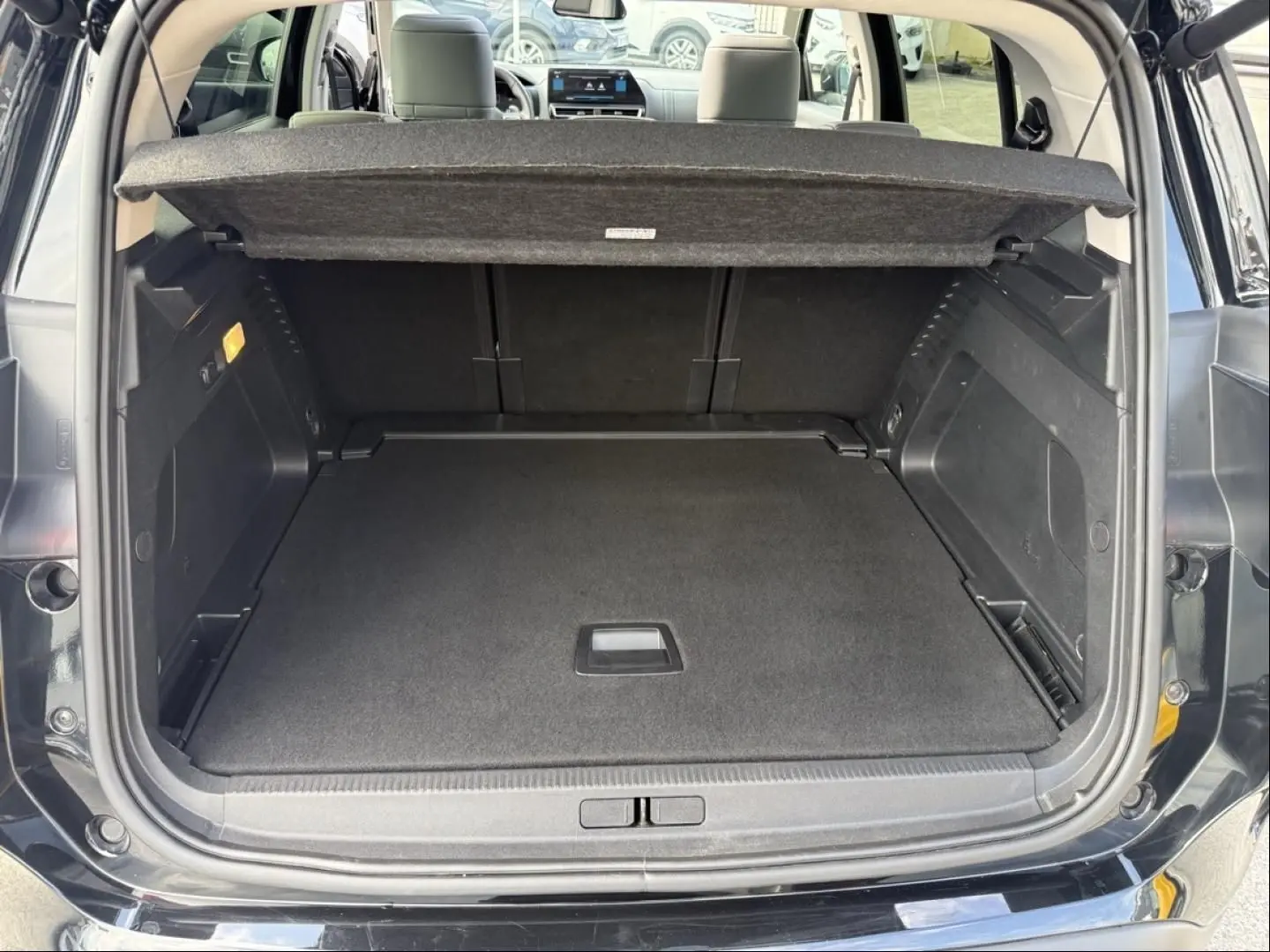 Coffre ouvert du Citroën C5 Aircross noir métal 2024, vue arrière montrant un espace de chargement propre et spacieux.