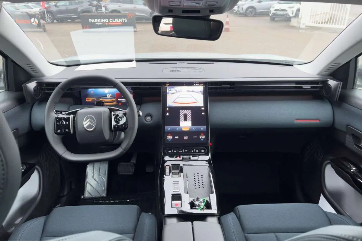 Vue intérieure avant du Citroën C5 Aircross Hybrid 2026, tableau de bord moderne avec écran tactile central et volant cuir multifonctions.