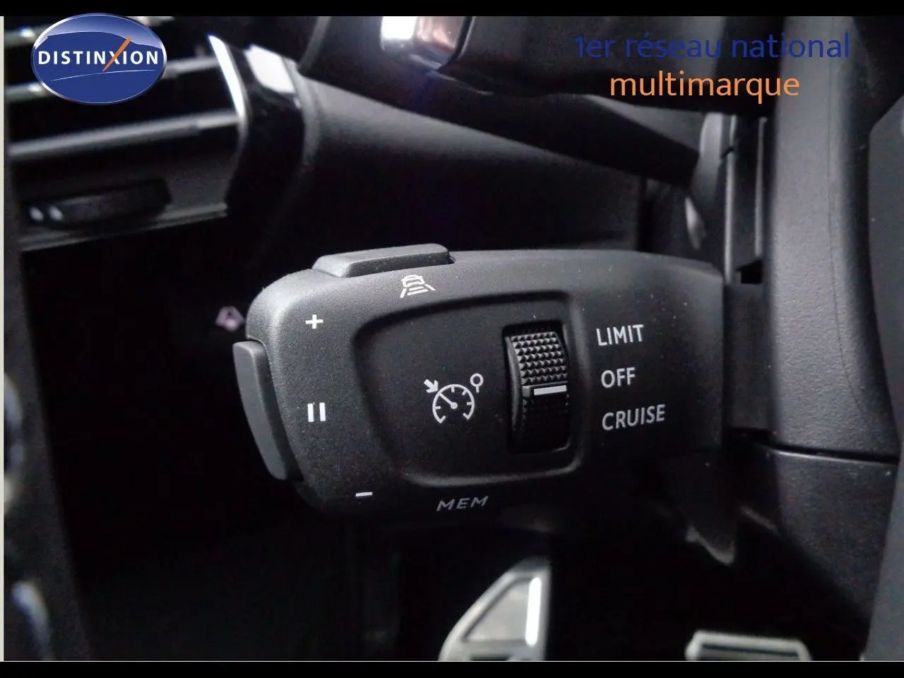 Gros plan sur la commande de régulateur de vitesse du DS7 Crossback E-TENSE 2021, intérieur noir.