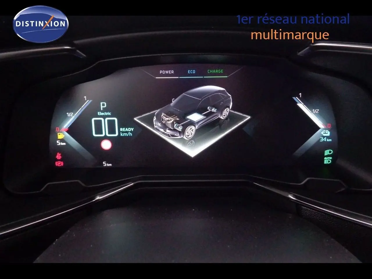 Tableau de bord numérique du DS7 Crossback E-TENSE 300CH en vue frontale, affichant l'état hybride et la charge batterie.