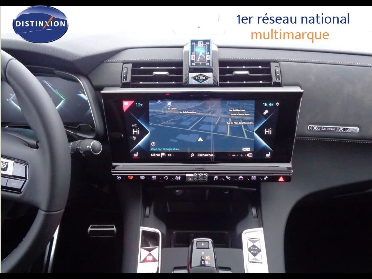 Tableau de bord du DS7 Crossback E-TENSE 2021 avec écran tactile central et finition Louvres en cuir noir.