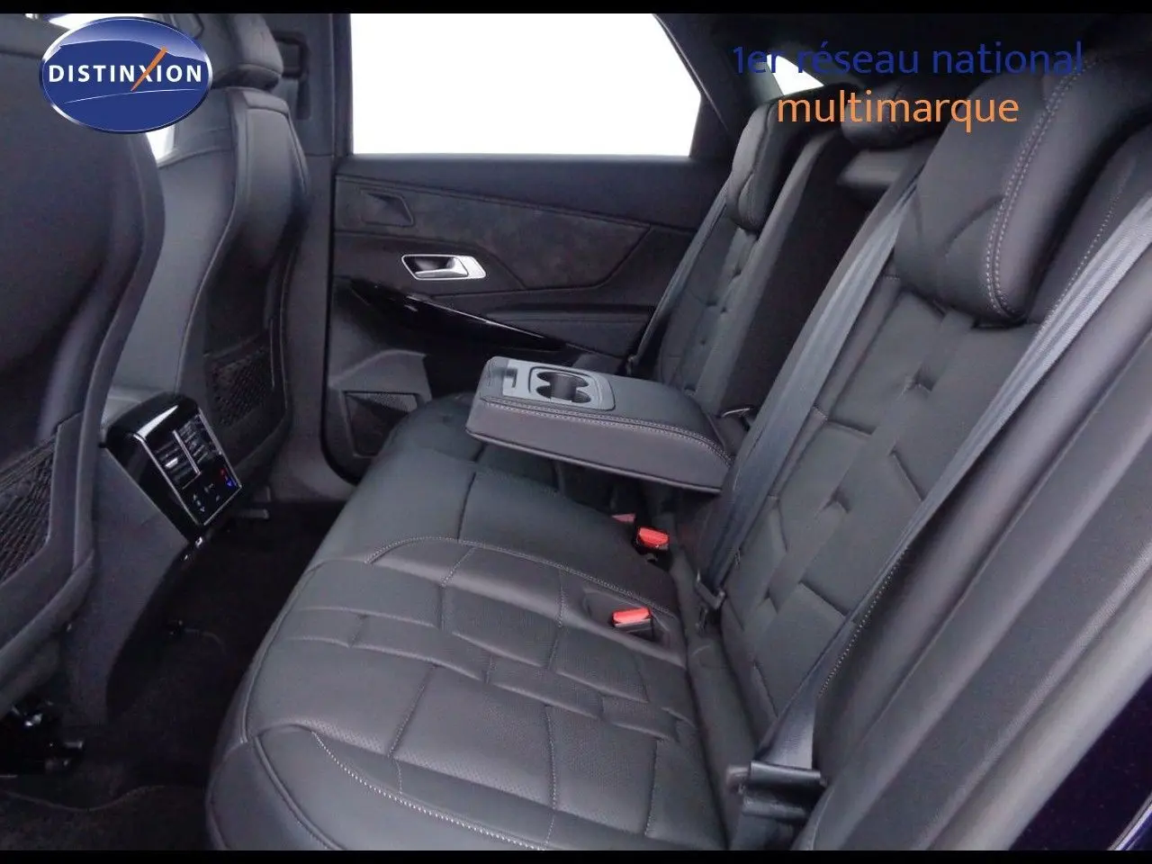 Vue intérieure sur la banquette arrière en cuir noir du DS7 Crossback Bleu Encre Métal avec accoudoir central déployé.