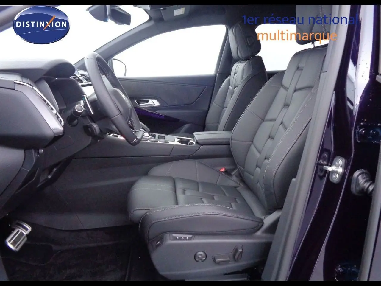 Vue intérieure côté conducteur du DS7 Crossback bleu encre métal, mettant en valeur les sièges cuir noir et le tableau de bord moderne.