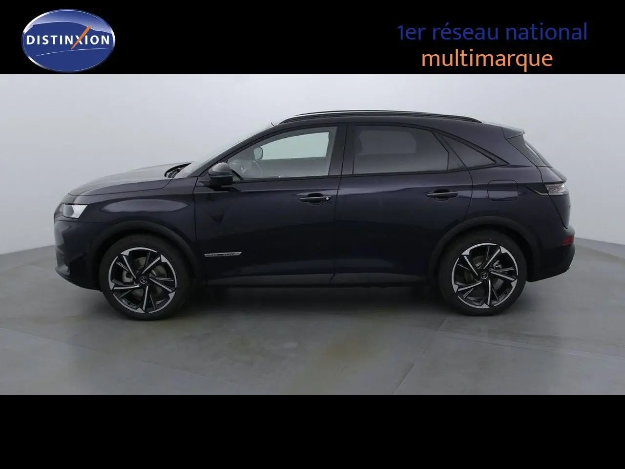 Vue latérale droite du SUV DS7 Crossback hybride rechargeable en bleu encre métal avec jantes alliage noires et toit noir.