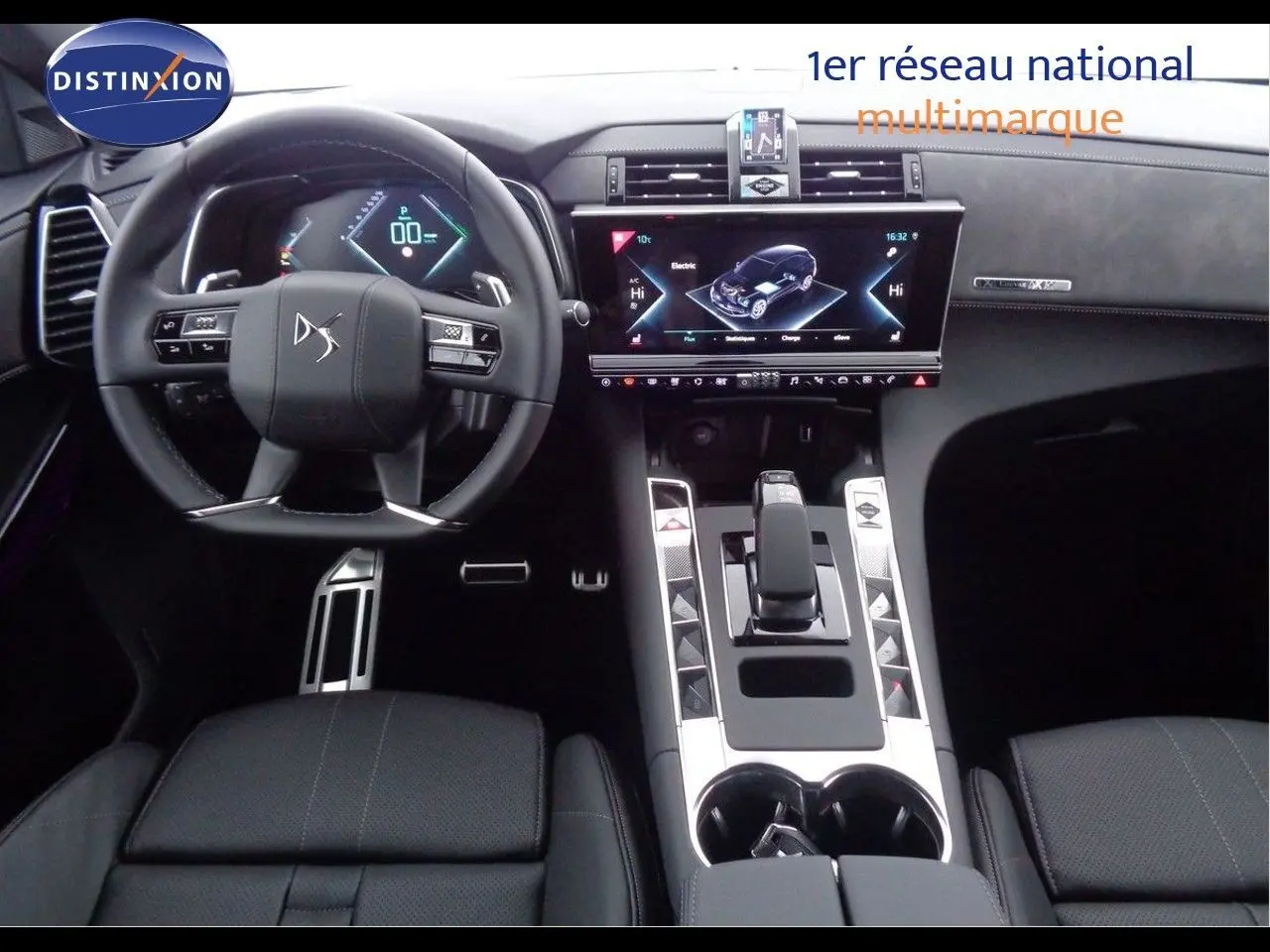 Intérieur du DS7 Crossback E-TENSE 2021, vue du poste de conduite avec volant DS, écran tactile et sellerie cuir noir.