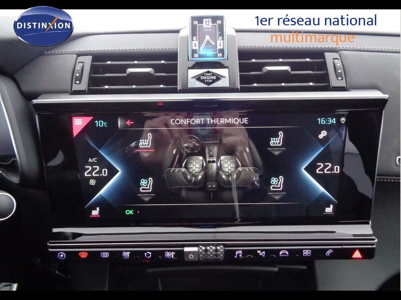 Tableau de bord du DS7 Crossback E-TENSE 2021 montrant l'écran tactile de confort thermique et horloge digitale.