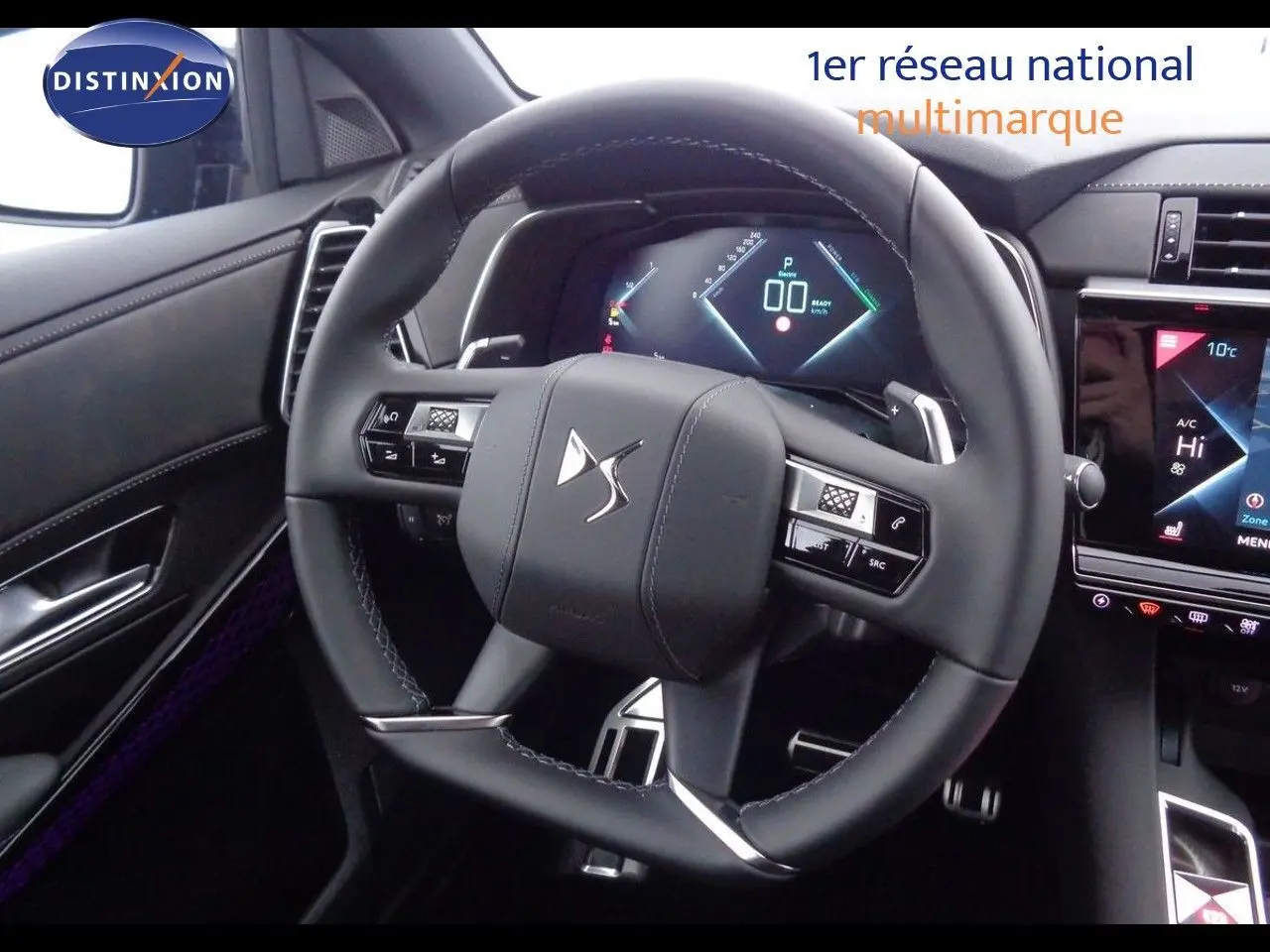 Vue rapprochée du volant cuir noir et du tableau de bord numérique du DS7 Crossback E-TENSE 2021.