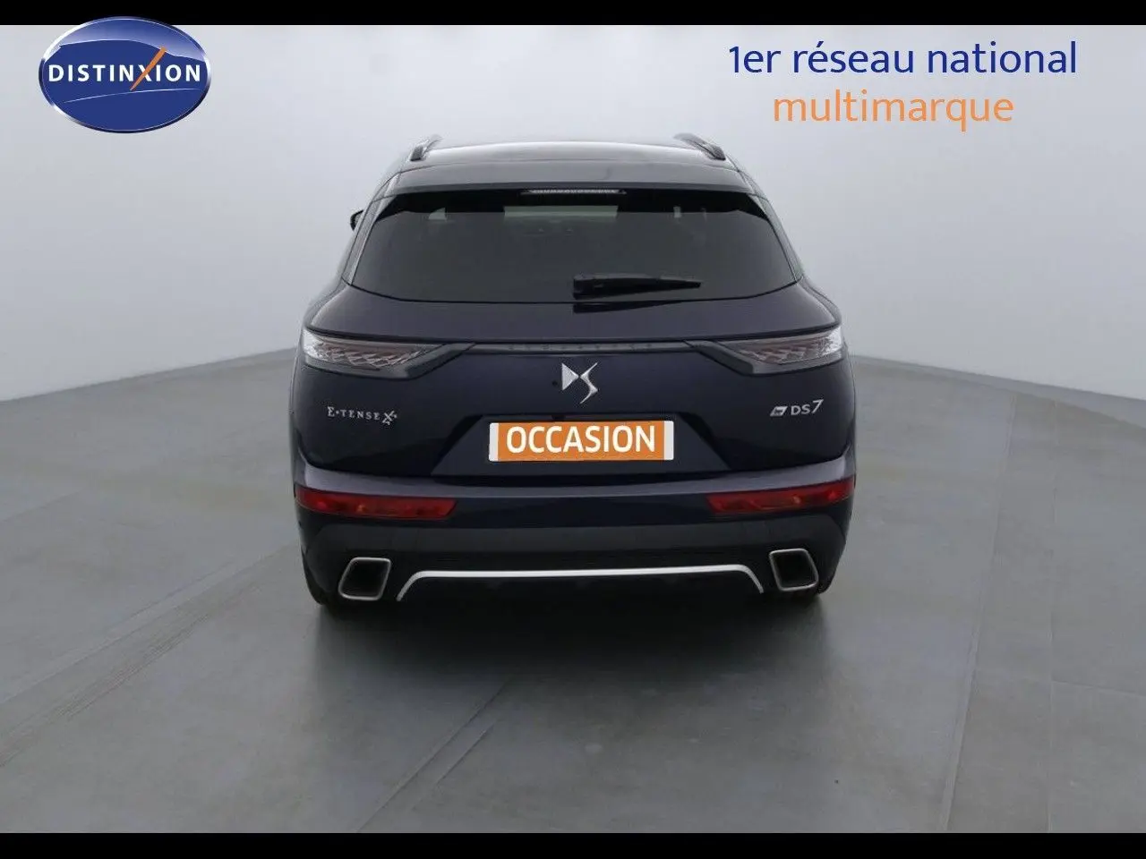 Vue arrière d'un DS7 Crossback E-TENSE 300CH bleu encre métal avec feux LED et double sortie d'échappement carrée.