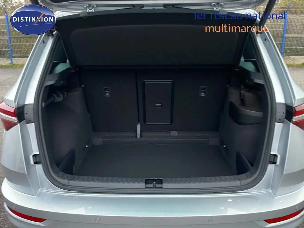 Vue arrière ouverte du coffre gris argent métallisé du Skoda Karoq 1.5 TSI 150ch DSG7 Sportline 2025, intérieur noir.