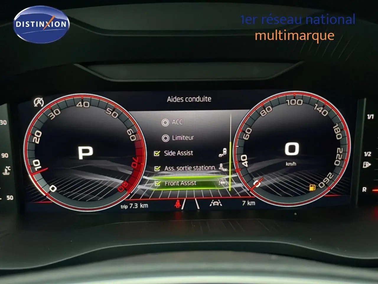 Tableau de bord numérique du Skoda Karoq 2025 en mode assistance conduite, affichant vitesse et options activées.