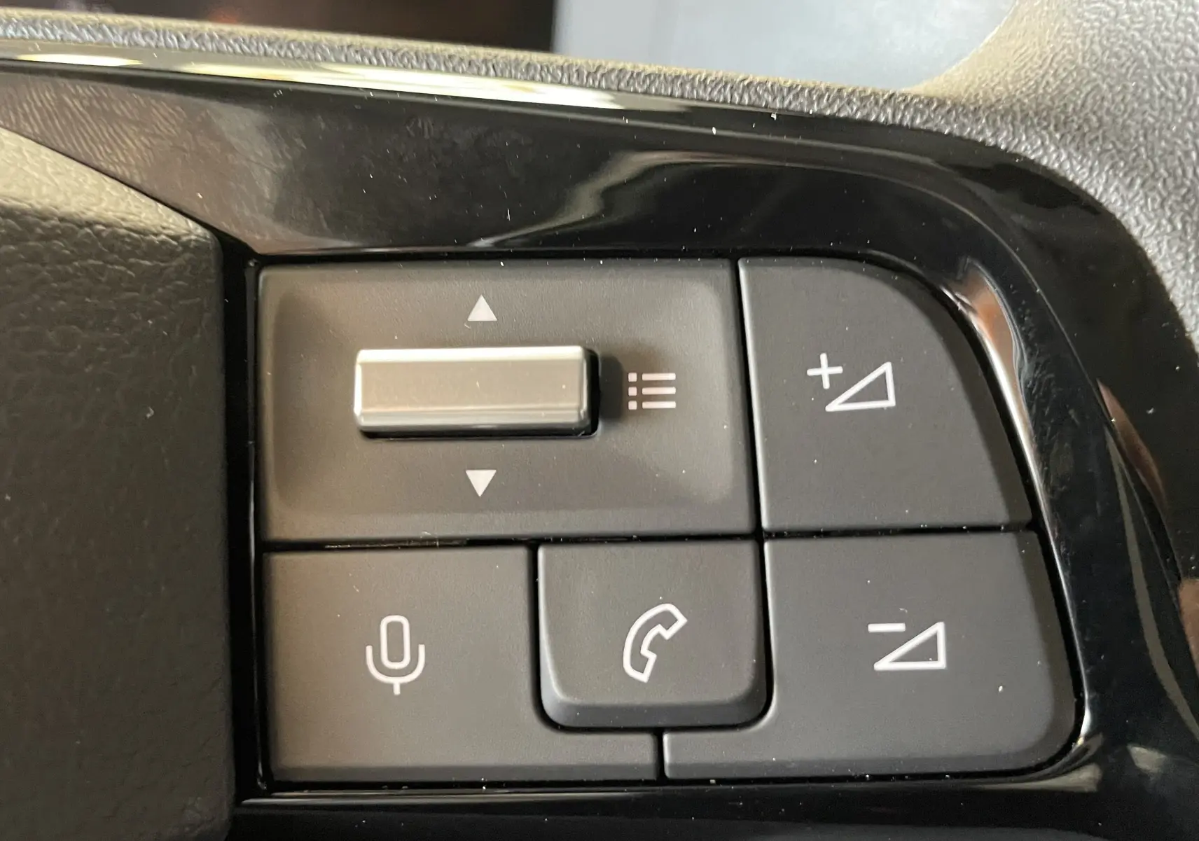 Gros plan sur les commandes au volant noir brillant du Citroën Jumpy Cabine Approfondie gris Artense, boutons multifonctions.